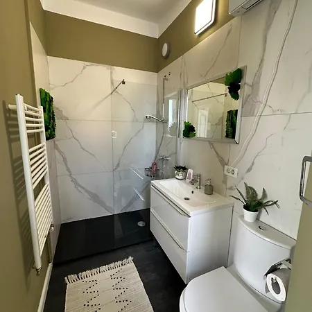 Victoriei Square By David