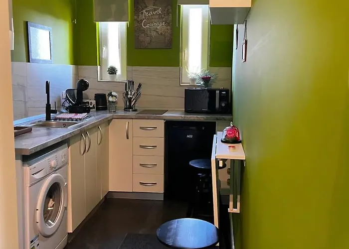 Victoriei Square By David