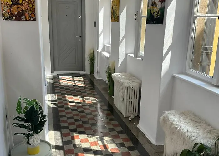 Victoriei Square By David شقة *