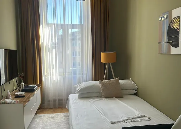 Victoriei Square By David * تيميشورا