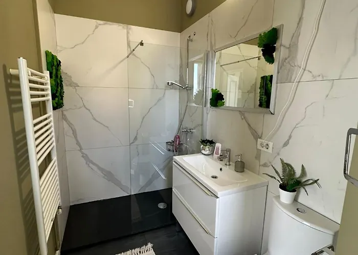 Victoriei Square By David